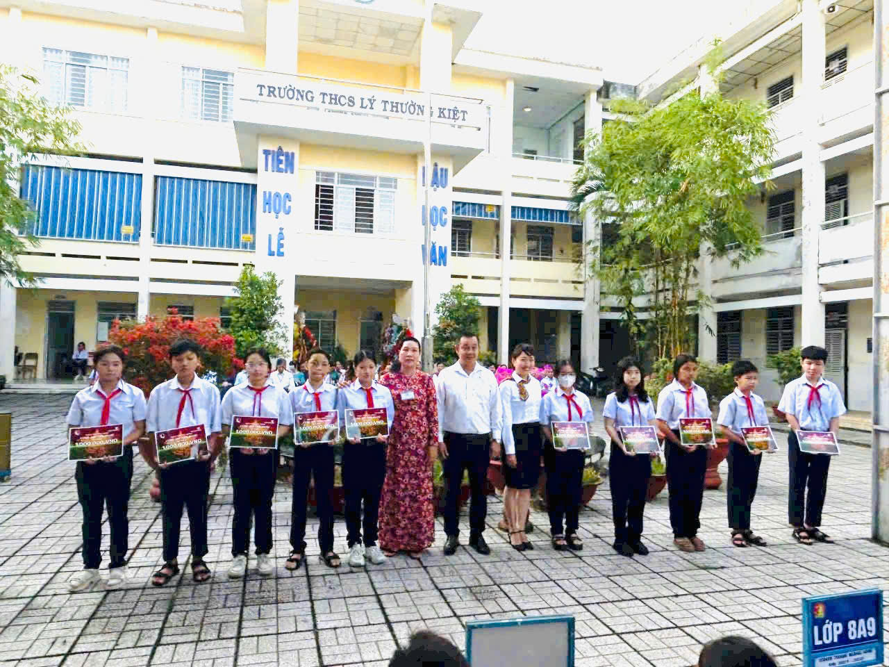 Ngân hàng Vietcombank, Chi nhánh An Giang đã trao tặng 10 suất học bổng